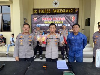 Kapolres Pandeglang, AKBP Dhyno Indra Setyadi sedang menunjukan barang bukti hasil penangkapan, di halaman Polres Pandeglang, Rabu (7/5).