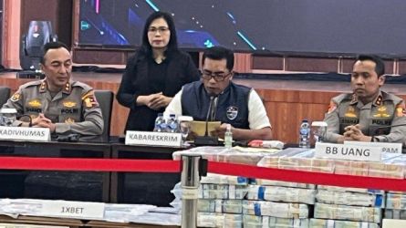 Kabareskrim Komjen Wahyu Widada (tengah) saat memberikan keterangan pers. Foto: Ist