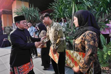 Gubernur DKI Jakarta Pramono Anung saat menyerahkan pemutihan Ijazah. Foto : Ist