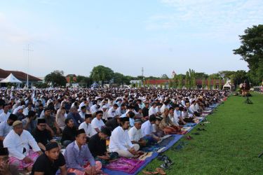 Shalat Iduladha di lapangan . Foto : Ist
