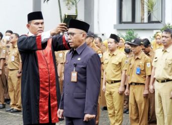 Pj Sekda Pandeglang Asep Rahmat sedang mengucapkan sumpah jabatan saat dikukuhkan oleh Bupati Pandeglang di halaman upacara Setda Pandeglang, Senin (23/6).