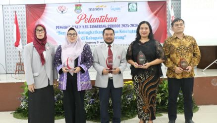 Wakil Bupati (Wabup) Tangerang, Intan Nurul Hikmah foto bersama usai menghadiri acara pelantikan Pengurus Asosiasi Klinik Kabupaten Tangerang Masa Bakti 2025-2030, di Pendopo Bupati Ki Samauan Kota Tangerang, Sabtu (31/5).