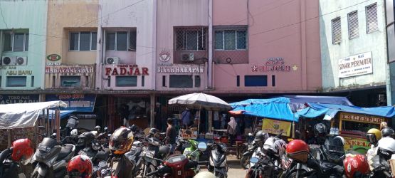 Aktivitas Pasar Rangkasbitung di Kabupaten Lebak, Minggu (1/6/2025). Disperindag Kabupaten Lebak, terus mengoptimalkan penerimaan target Pendapatan Asli Daerah (PAD), salah satunya dari sektor retribusi pasar