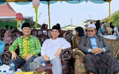 Kabag Kesra Setda Lebak, lyan Fitriana didampingi Kabag Informasi dan Komunikasi Publik Dinas Kominfo SP Sehabudin, sedang menghadiri acara Milad Ke-11 Pondok Pesantren La-Tahzan, kemarin.