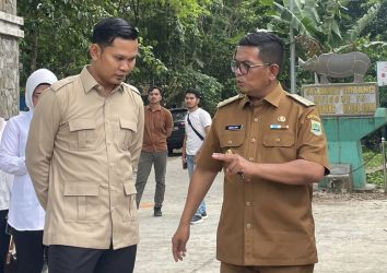 Wakil Ketua I DPRD Pandeglang Fikri Pebriansyah sedang berbincang-bincang dengan Gubernur Banten Andra Soni, saat meninjau pembangunan jalan di Ujung Kulon, Pandeglang, beberapa waktu lalu.