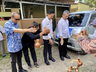 Dirjen PEID Kemendes PDT, Tabrani, Wabup Pandeglang Iing Andri Supriadi, Anggota DPRD Banten Hadi Mawardi dan para pejabat lainnya, secara simbolis pecahkan kendi tanda memberangkatkan ikan mas Si Nyoya ke Vietnam, Sabtu (31/5).