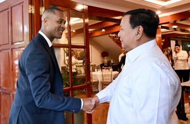 Pelatih Timnas Patrick Kluivert bersama Presiden Prabowo pada acara makan siang. Foto : Ist