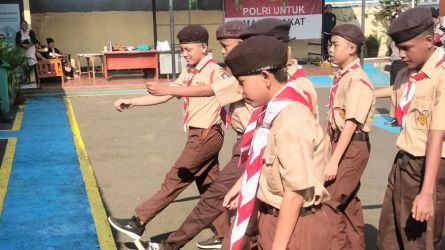 Polsek Ciputat Timur berikan pelatihan pramuka kepada para remaja yang diduga terlibat tawuran.