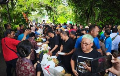 Warga Solo saat merayakan Ultah Jokowi ke 64. Foto : Ist