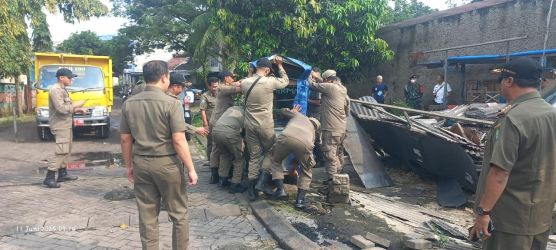 Petugas gabungan tampak sedang melakukan pembongkaran terhadap Bangunan Liar (Bangli) di kawasan Perumahan Aster Cibodas, Kecamatan Cibodas, Kota Tangerang pada Rabu (11/6).