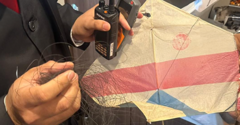 Layang-layang yang ditemukan petugas dialiran kabel listrik jaringan Whoosh. Foto : Ist