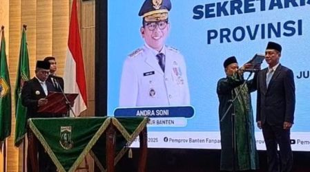 Gubernur Banten Andra Soni saat melantik Deden Apriandhi Hartawan sebagai Sekda Provinsi Banten. Foto ; Humas Pemprov