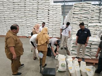 Petugas Dinas Ketahanan Pangan (DKP) Kota Tangerang tengah melakukan pengecekan terhadap kondisi beras bantuan pangan pemerintah yang akan didistribusikan ke masyarakat dalam kondisi bermutu dan layak dikonsumsi.