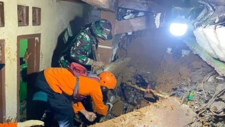Tanah longsor menimpa rumah di daerah Megamendung, Bogor. Foto : Ist