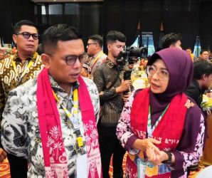 Bupati Pandeglang Raden Dewi Setiani sedang berbincang-bincang dengan Gubernur Banten di sela-sela kegiatan Rakor dengan KPK RI, di Candi Bentar, Ancol, Jakarta, Kamis (10/7).