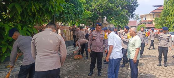 Sejumlah ketua RW di Kelurahan Ciputat bersama warga dan Brimob Batalion C Pelopor melaksanakan diskusi serta kerja bakti massal, Rabu (9/7). (Ist)