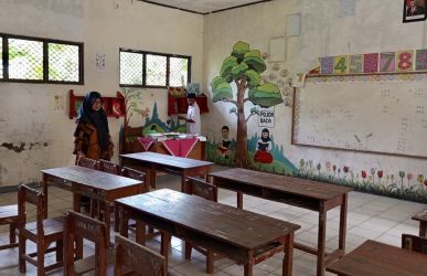 Kepala SDN Karaton 5, Tati Patmawati menunjukan kondisi salah satu ruang kelas SDN Karaton 5 di di Kampung Parung Sentul, Kelurahan Sukaratu, Kecamatan Majasari, Kabupaten Pandeglang, kemarin.