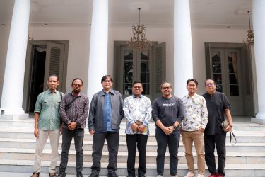 Gubernur Andra Soni dan Para Pegiat Sastra dan Kesenian Provinsi Banten. Foto : Humas Pemprov