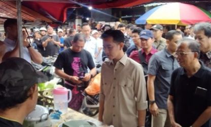 Wapres Gibran bersama Gubernur Bali Wayan Koster (kakan) saat blusukan ke Pasar Tabanan. Foto : Ist