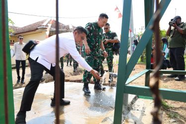 ubernur Banten Andra Soni bersama Komandan Pusterad, Letjen TNI Mochamad Syafei Kasno bersama jajaran lainnya, sedang mencoba sumur bor hasil Karya Bakti TNI di wilayah Kabupaten Lebak, Kamis (31/7).