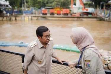 Gubernur Pramono saat meninjau pintu air Manggarai. Foto : Ist