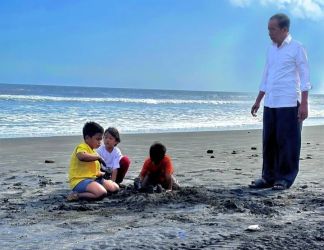 Jokowi bermain pasir bersama cucu-cucunya. Foto : Ist