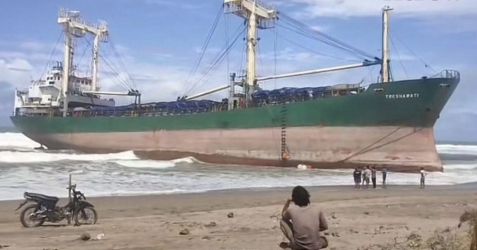 Kapal kargo Tresnawati terdampar di kawasan pesisir pantai Ersangu Cikalapa Luhur, Desa Kutakarang, Kecamatan Cibitung, Selasa (29/2).