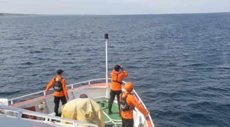 Tim SAR saat melakukan pencarian korban KMP Tunu Pratama Jaya di Selat Bali. Foto : Ist