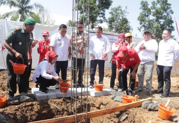 Ketua PMI Provinsi Banten Ratu Tatu Chasanah, bersama Wakil Bupati Lebak Amir Hamzah dan para pihak lainnya, secara simbolis sedang meletakan batu pertama pembangunan Markas PMI Lebak, Rabu (9/7).