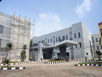 Tampak gedung Sekolah Rakyat yang sedang direnovasi di Serpong Utara, Kami (10/7)