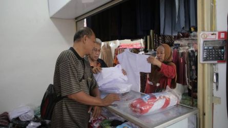 Aktivitas jual beli mulai terlihat di Pasar Anyar Tangerang pasca direvitalisasi.