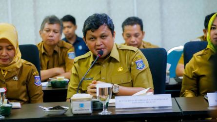 Kepala Dinas Pendidikan dan Kebudayaan Kota Tangsel, Deden Deni menyampaikan sudah menyiapkan bantuan biaya pendidikan ke ribuan siswa, Senin (7/7)