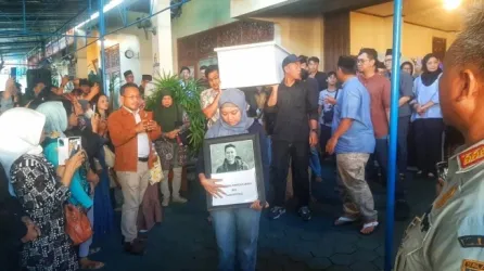 Prosesi pemakaman Arya Daru di Bantul, Yogya. Foto : Ist