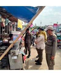 Petugas Satuan Polisi Pamong Praja (Satpol PP) Kota Tangerang tengah melakukan penertiban terhadap Pedagang Kaki Lima (PKL) yang masih berjualan di area terlarang di sekitar kawasan Pasar Anyar Tangerang.