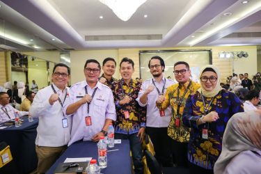 Momen keakraban Wakil Wali Kota Tangsel, Pilar Saga Ichsan dengan wakil kepala daerah se-Indonesia di acara Munas Aswakada di Yogyakarta, Minggu (6/7)