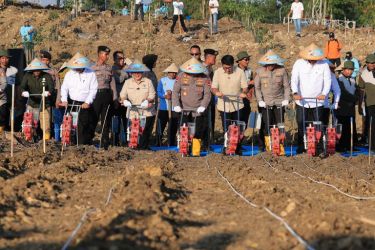 Kapolri Jenderal Listyo Sigit saat melakukan penanaman jagung di Grogokan, Jawa Tengah. Foto ; Ist