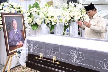 Presiden Prabowo melayat Kwik Kian Gie di Rumah Duka Sentosa RSPAD Gatot Soebroto, Jakarta, Rabu (30/7/2025). Foto : Ist