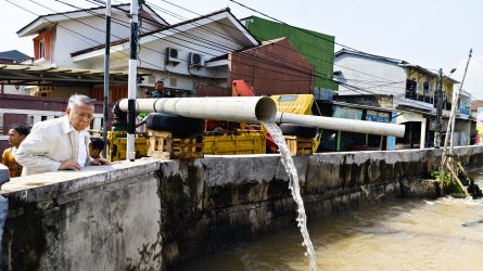 Wali Kota Tangsel Benyamin Davnie meninjau pompa air di lokasi banjir Pondok Maharta. (Dok. Humas Pemkot Tangsel)