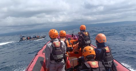 Tim SAR gabungan sedang operasi mencari korban KMP Tunu Pratama Jaya di Selat Bali. Foto : Ist
