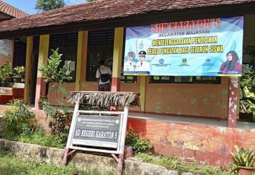 Melongok kondisi lingkungan dan bangunan SDN Karaton 4 di Kampung Parung Sentul, Kelurahan Sukaratu, Kecamatan Majasari, Kabupaten Pandeglang, terlihat tidak ada orang tua yang membawa anaknya mendaftar ke sekolah tersebut, Senin (7/7).