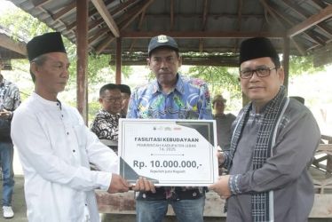 Wakil Bupati (Wabup) Kabupaten Lebak Amir Hamzah sedang menyerahkan bantuan kepada warga, disela-sela acara Ngembang Haul Kuncung Amrullah, di Desa Cokel Kecamatan Curugbitung, Minggu (06/7)