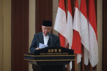Wali Kota Tangsel Benyamin Davnie menjawab pandangan umum fraksi terkait APBD Perubahan 2025.
