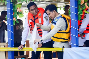 Wapres Gibran saat tabur benih 50 ribu ikan iksn Nila di Bendungan Rowo Jombor, Klaten, Jawa Tengah,