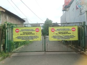 Situasi akses jalan SMAN 6 dan SMPN 17 yang diblokir warga Pamulang, Rabu (9/7)