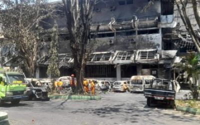 Gedung DPRD Makassar yang dibakar pendemo. Foto : Ist