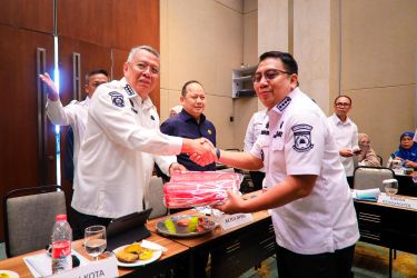 Pemerintah Kota Tangerang Selatan (Tangsel) membagikan 3.784 bendera merah putih untuk dipasang serentak di seluruh wilayah. (Dok. Humas Pemkot Tangsel)