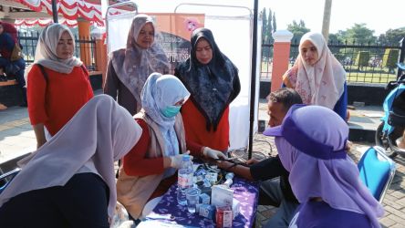 Dalam kesempatan car free day, masyarakat telah meluangkan waktu mengecek kesehatannya di Alun-alun Pandeglang, Minggu (10/8).