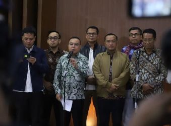 Konferensi pers Wakil Ketua DPR Dasco didampingi Menteri Hukum (Menkum) Supratman Andi Agtas dan Menteri Sekretaris Negara (Mensesneg) Prasetyo Hadi. Foto : Ist