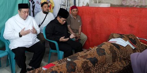 Gubernur Pramono (tengah) saat melayat Affan Kurniawan. Foto : Ist di rmah duka  Almarhum