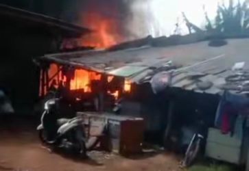Sebuah gudang rongsokan terbakar akibat putung rokok. Foto : Ist